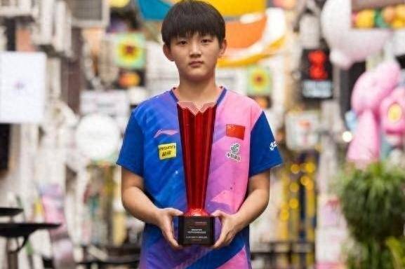 女樊振东!13岁国乒小将9天连夺U15-U19三冠王,神似东哥霸气胜孙颖莎
