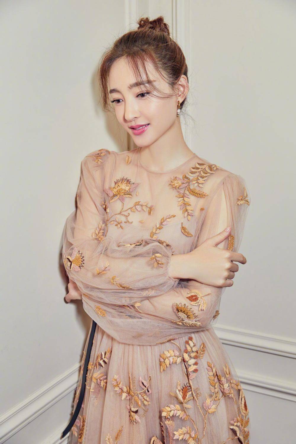 王丽坤离婚后亮相上海片场,身形消瘦面容憔悴,令人心疼不已