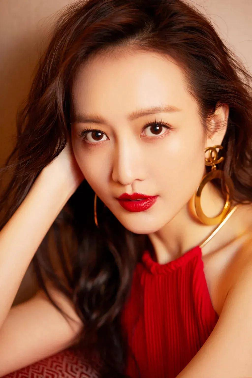 王鸥:成熟艳丽,温柔知性,笑容绽放魅力无限