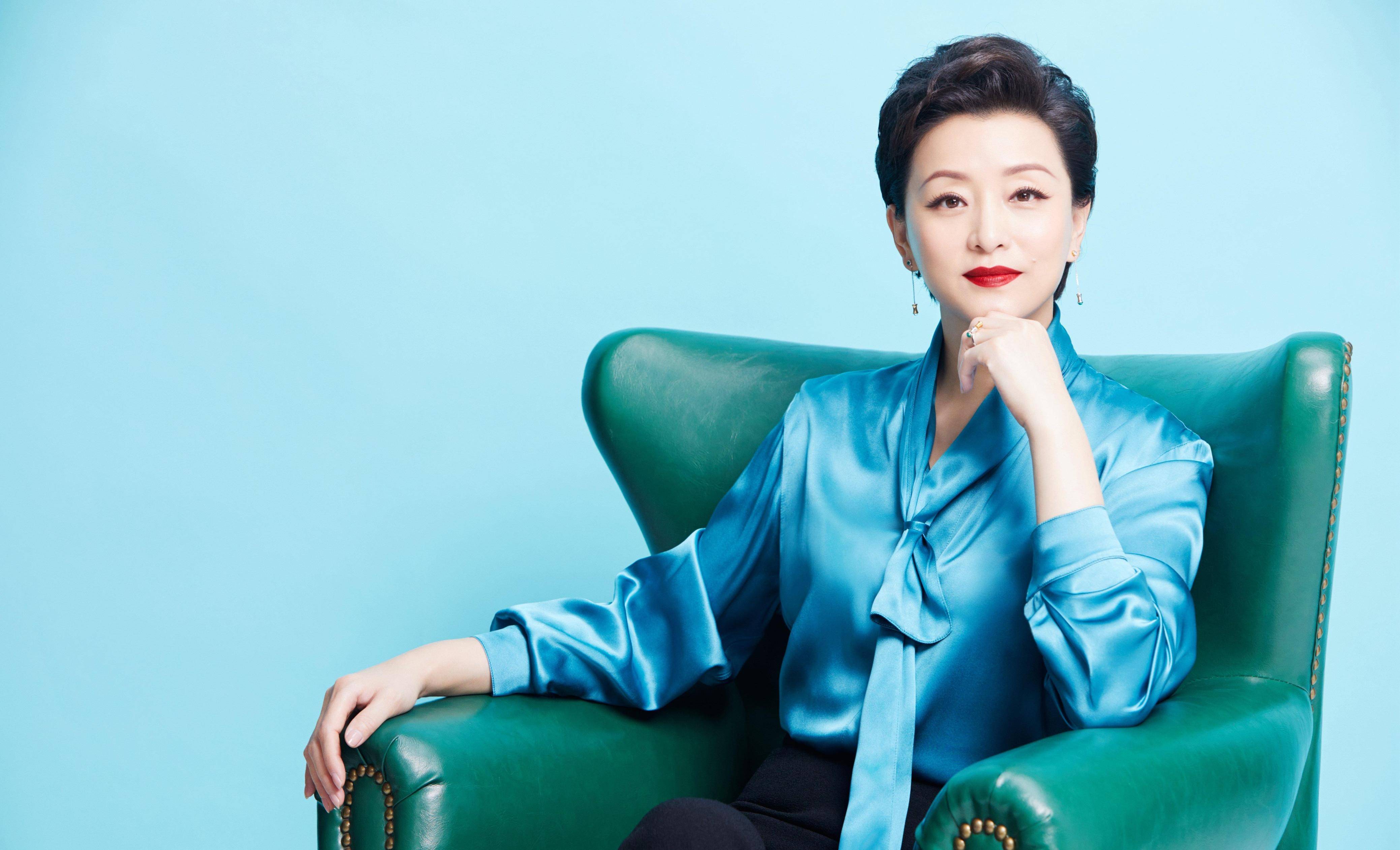 杨澜一婚嫁初恋,二婚嫁二百斤富豪,现在她怎么样了?