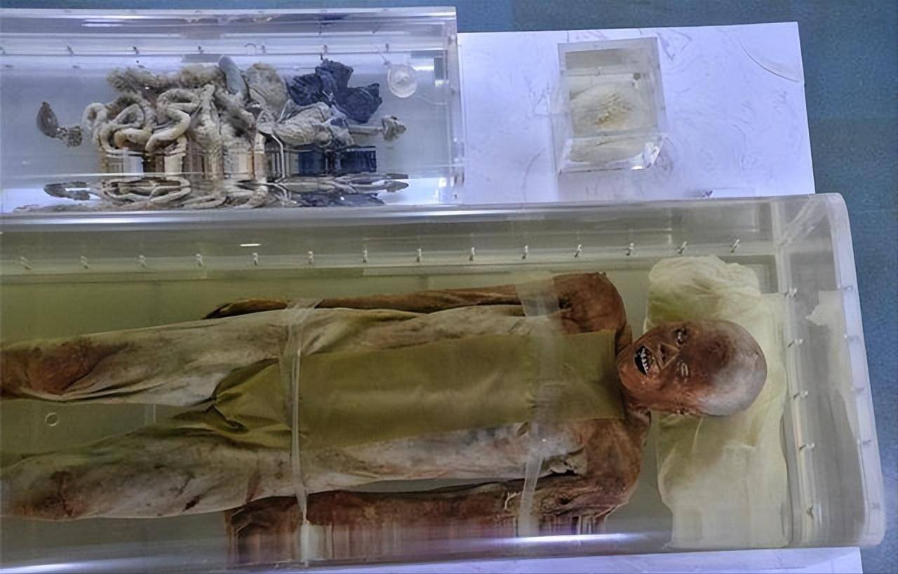 湖北惊现2千年第一不腐男尸,全身赤红口含玉印,手持阎王告地书