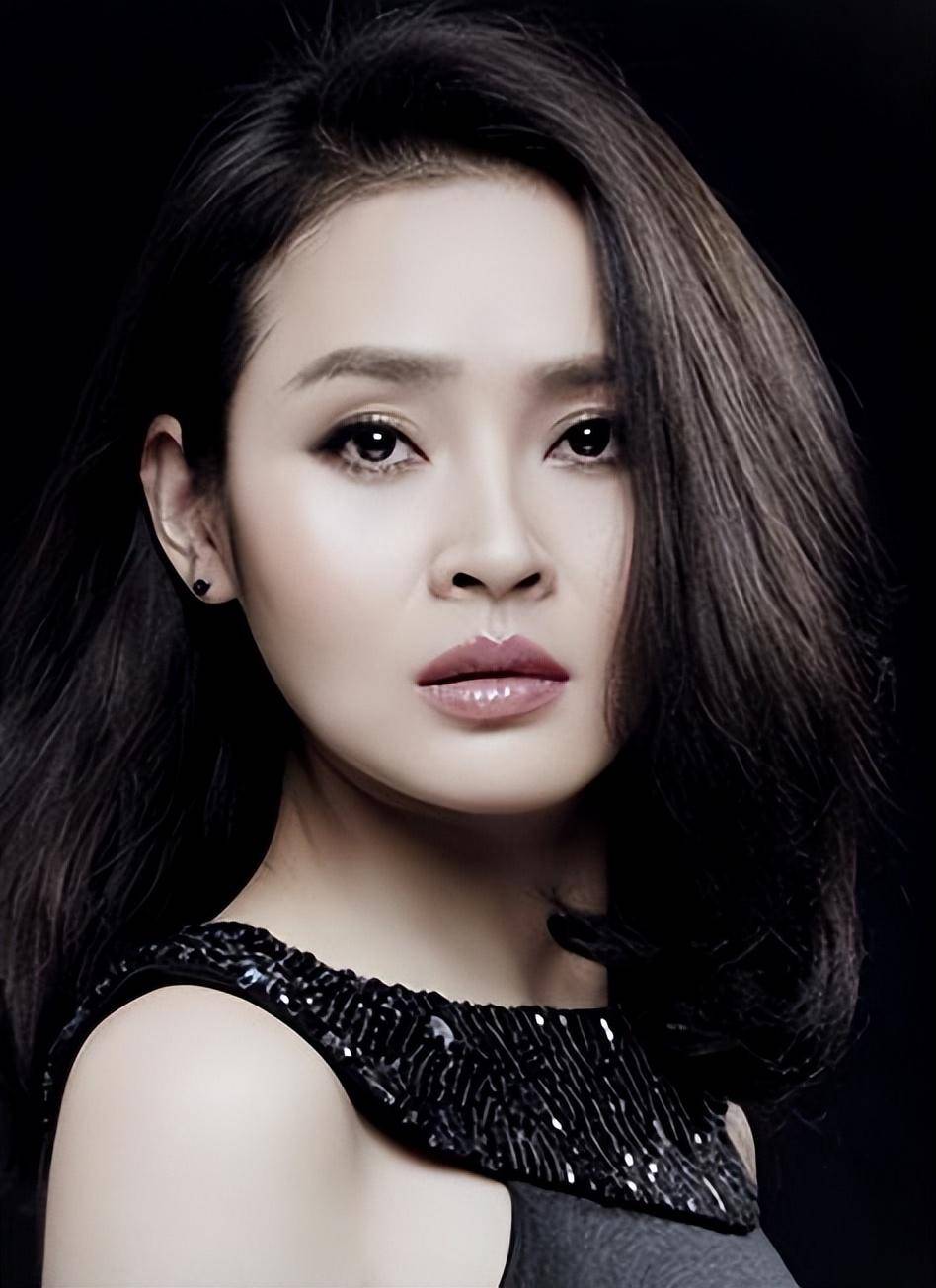 演员于明加:我这辈子最自豪的决定,就是给丈夫生了两个女儿!