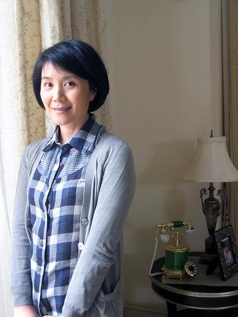 著名女星严晓频:父亲是老戏骨,她嫁青梅竹马的平凡丈夫幸福吗?