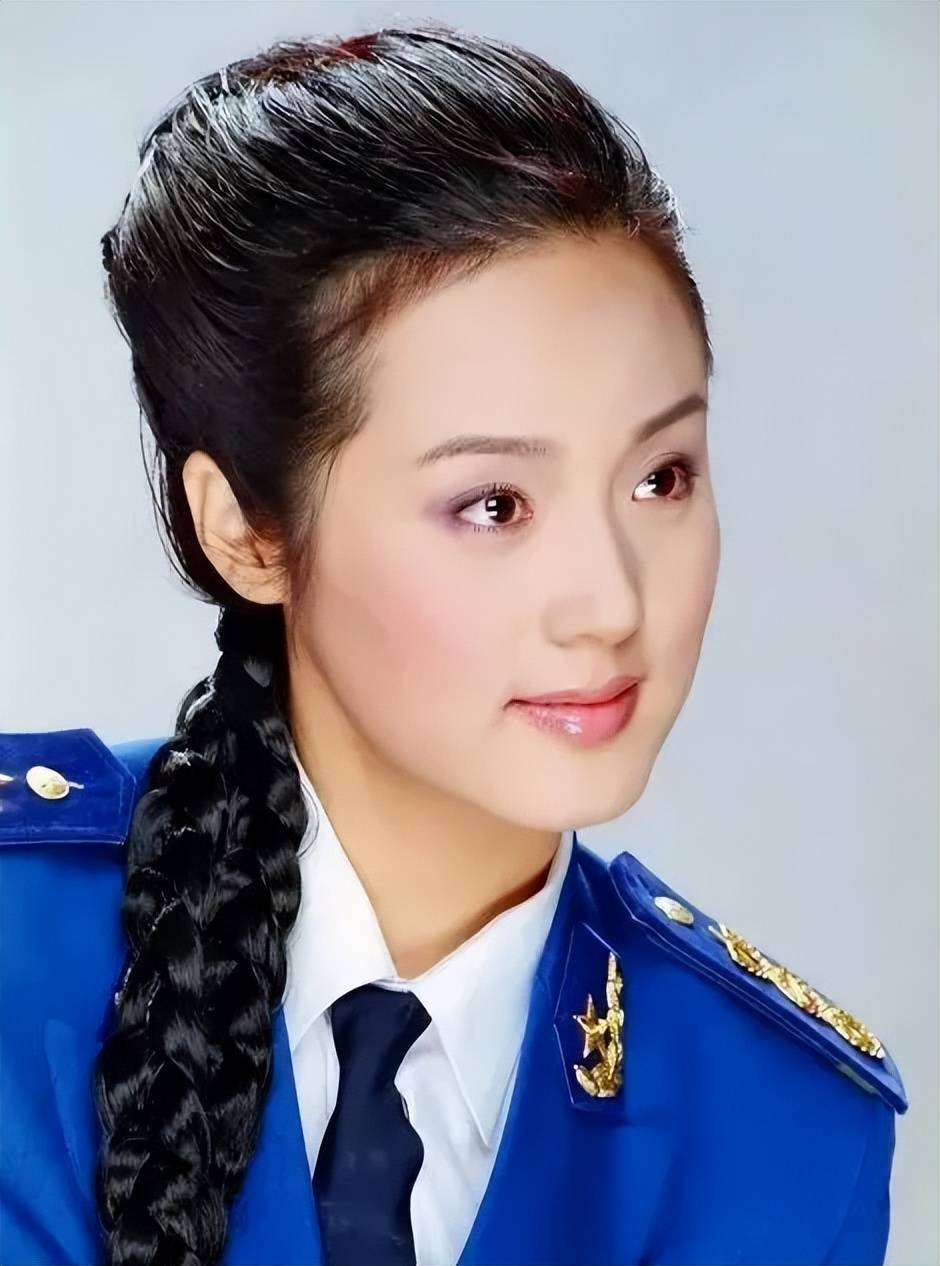 著名歌唱家哈辉:不惧流言嫁给三婚丈夫,三年抱俩儿女双全很幸福