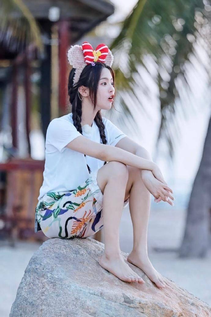 杨超越最新状态曝光!被赞"内娱最美脚丫",身材颜值全满分!