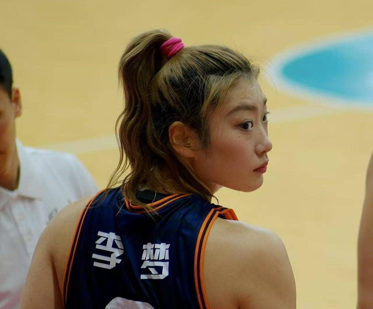 轰20+9！30岁李梦重回巅峰：女版詹姆斯大秀传球，宫鲁鸣召回她？
