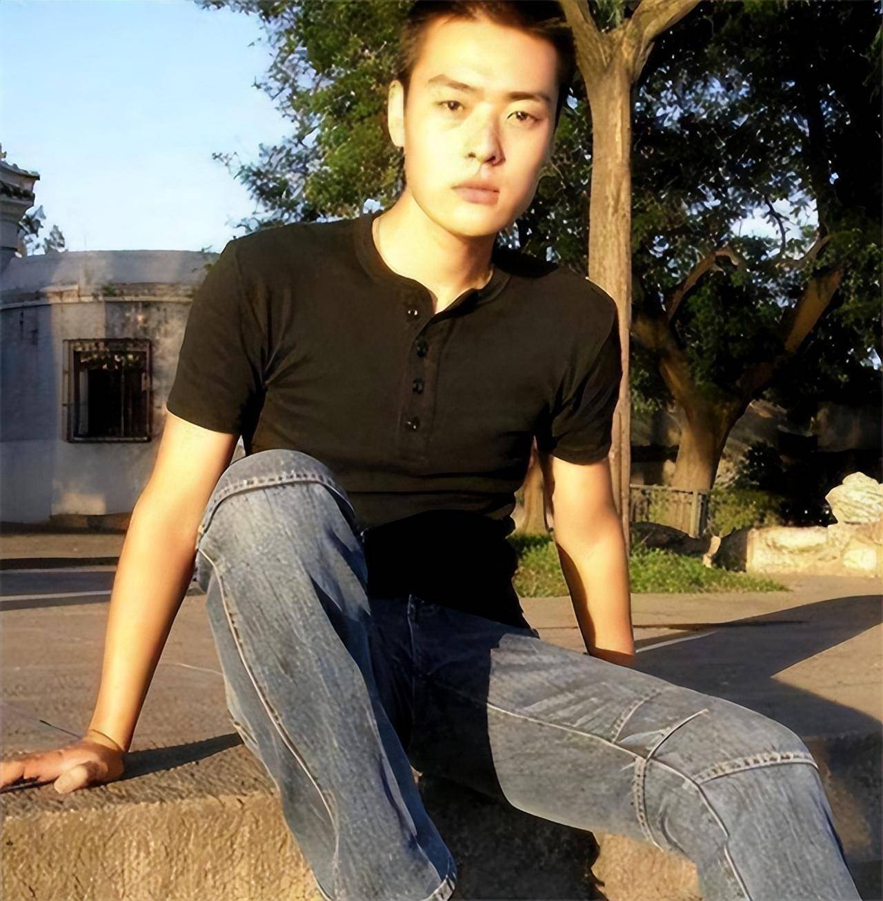 曾因拍戏被炸双目失明,患抑郁症两度轻生,"魏和尚"现状如何