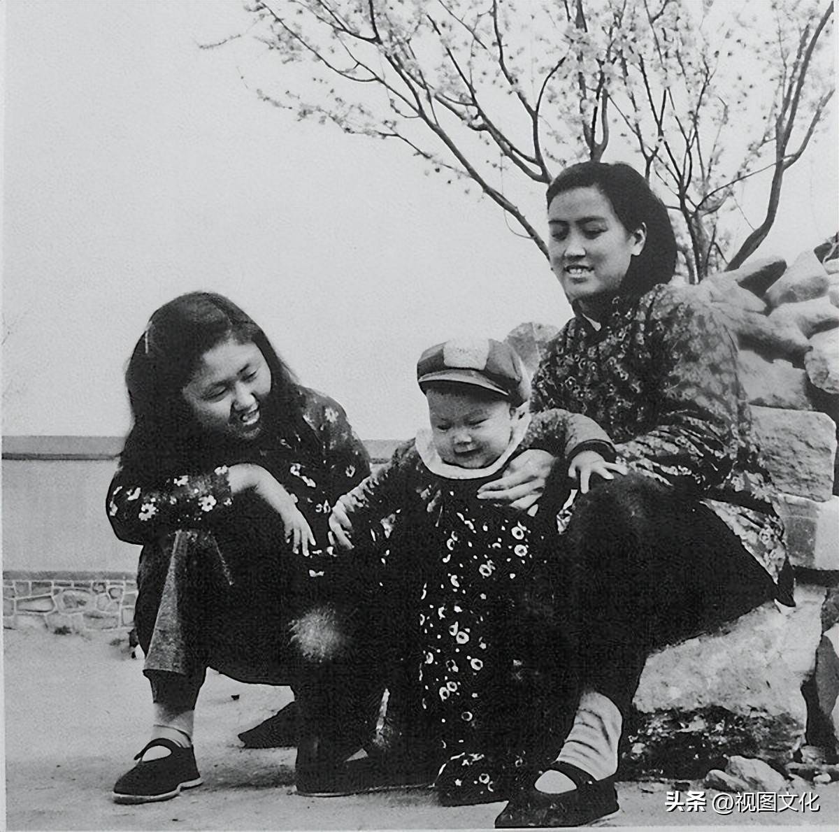 1953年老照片｜看70年前身材健硕的女赛车手，贴心服务的女列车员