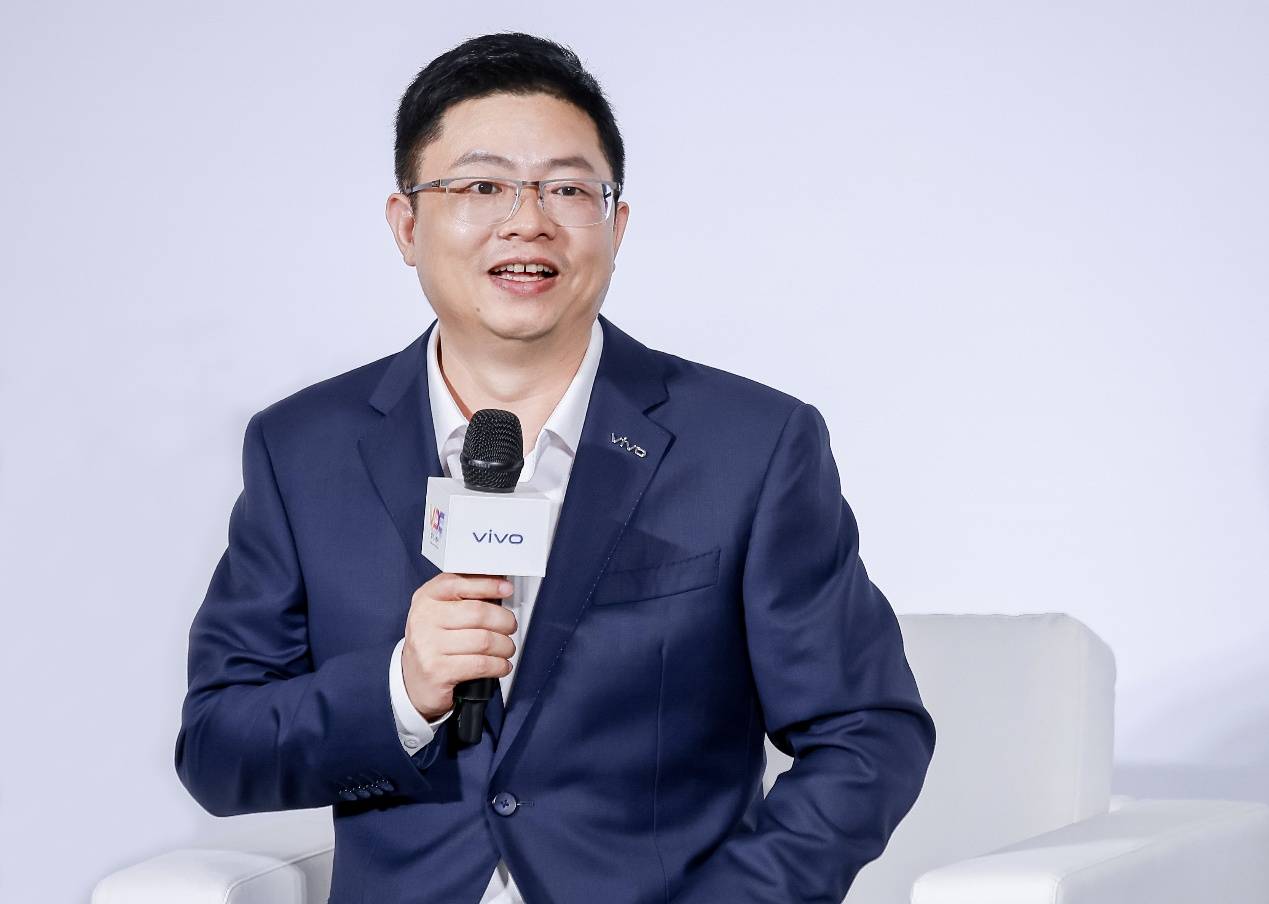 AI手机的下一程：是无所不能的ChatGPT，还是懂我所需的蓝心小V？-锋巢网