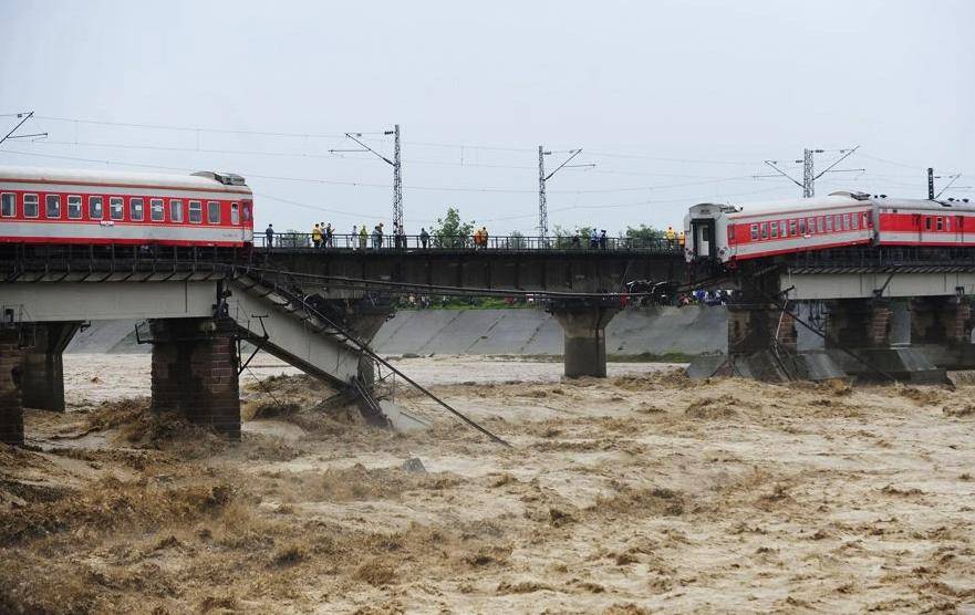 1959年,沈阳一列车暴雨夜神秘失踪,找到后车上多出300名乘客?