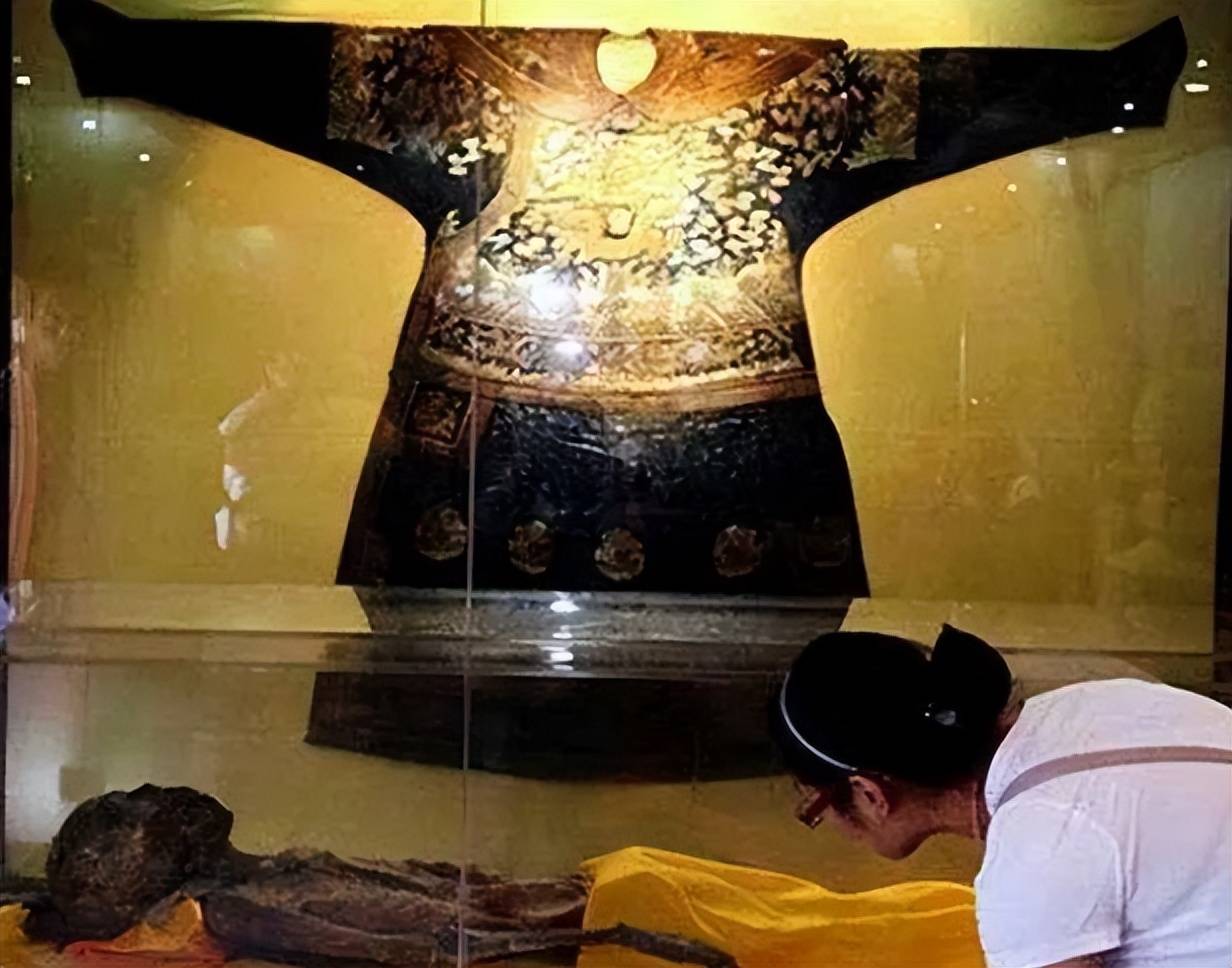 2006年,北京挖出龙袍干尸,留明朝发髻却穿大清龙袍,他是谁?