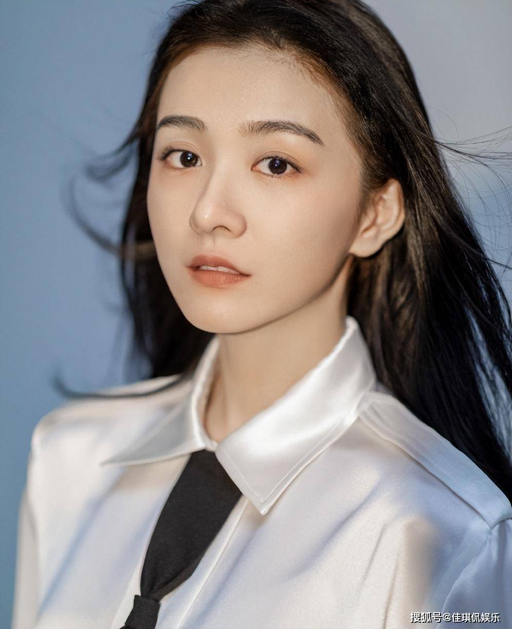 那时的姜瑞佳长相清新甜美,将复杂的魏红演得非常到位.随后还在