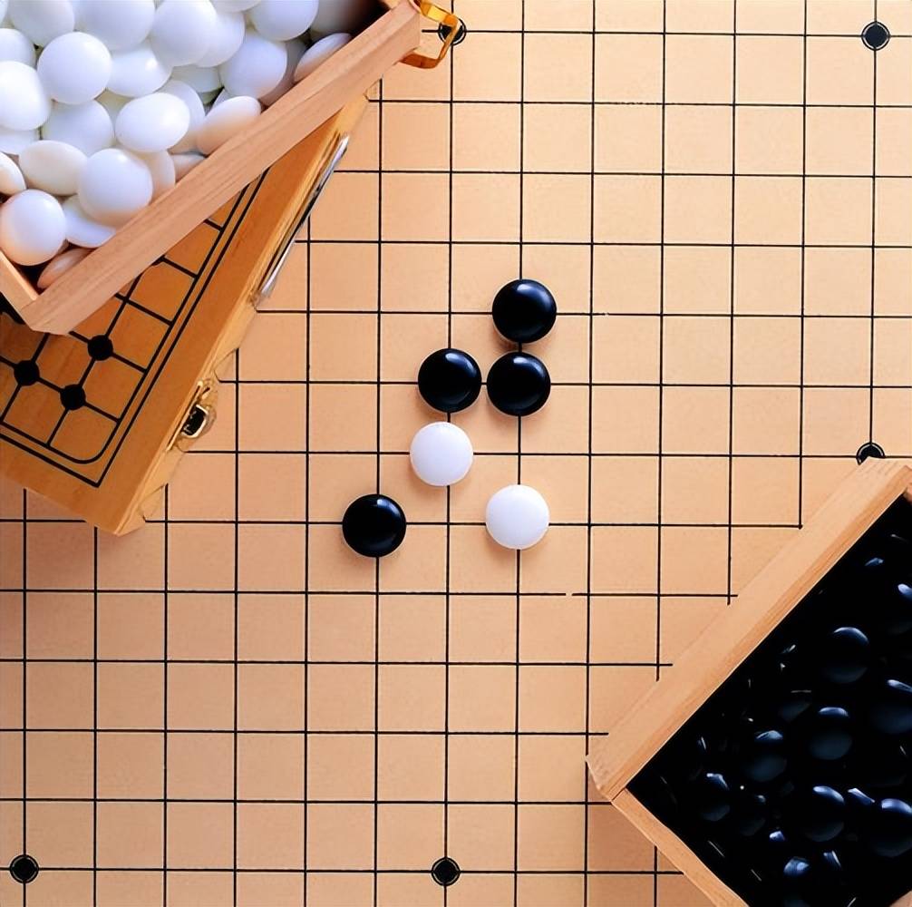 围棋的起源和发展历史:围棋是在汉朝发明的,由尧所创制