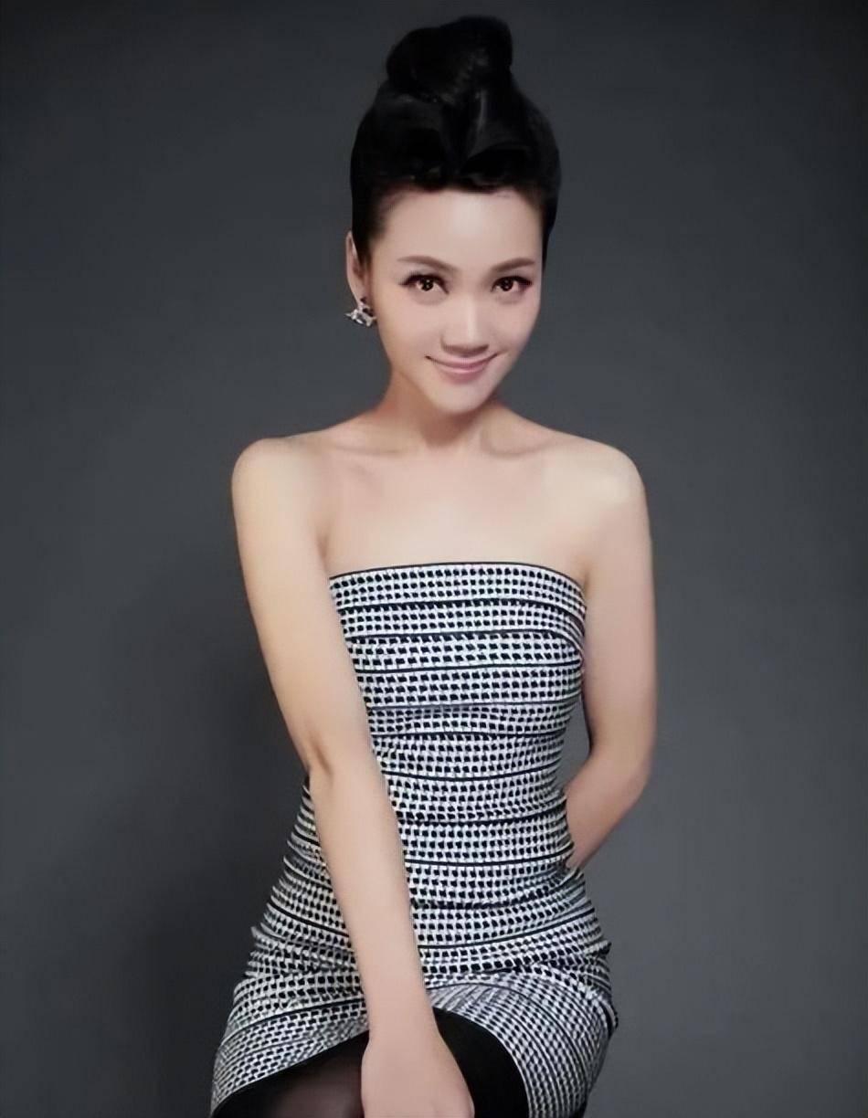 现在周群的狼狈,曾是安徽台一姐,与郭德纲传绯闻,现月薪仅3000