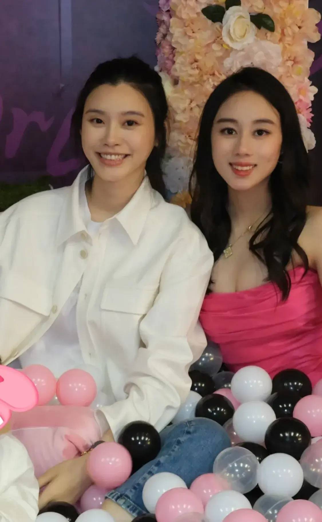 奚梦瑶素颜来给何超欣过生日赌王四太抱长孙何超欣坐滑梯玩球