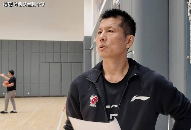 山东全运男篮4分险胜四川，鞠维松长舒一口气，周琦胡金秋休战，王岚钦17+