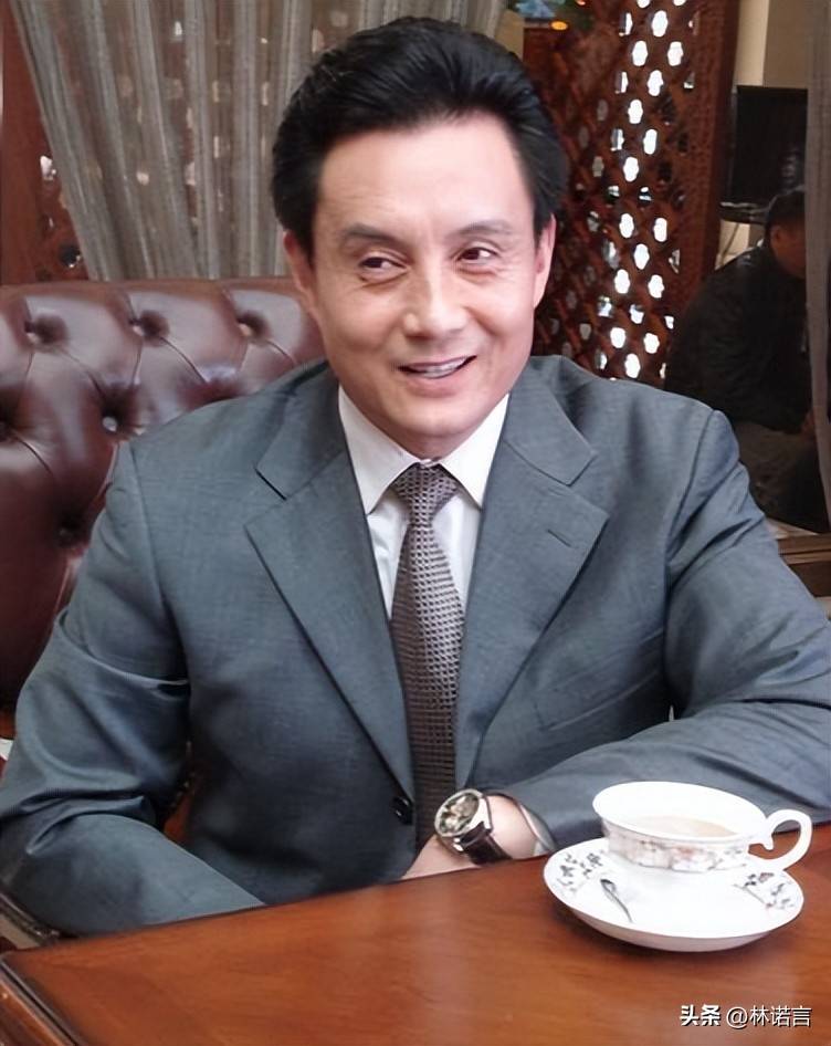 他曾被同组演员打伤,发妻受情伤绝情离开,现在街头卖卤肉为生