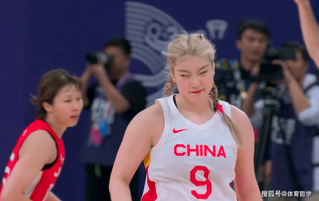 「中国女篮」李梦怒砍0分，球迷：与国家队渐行渐远了
