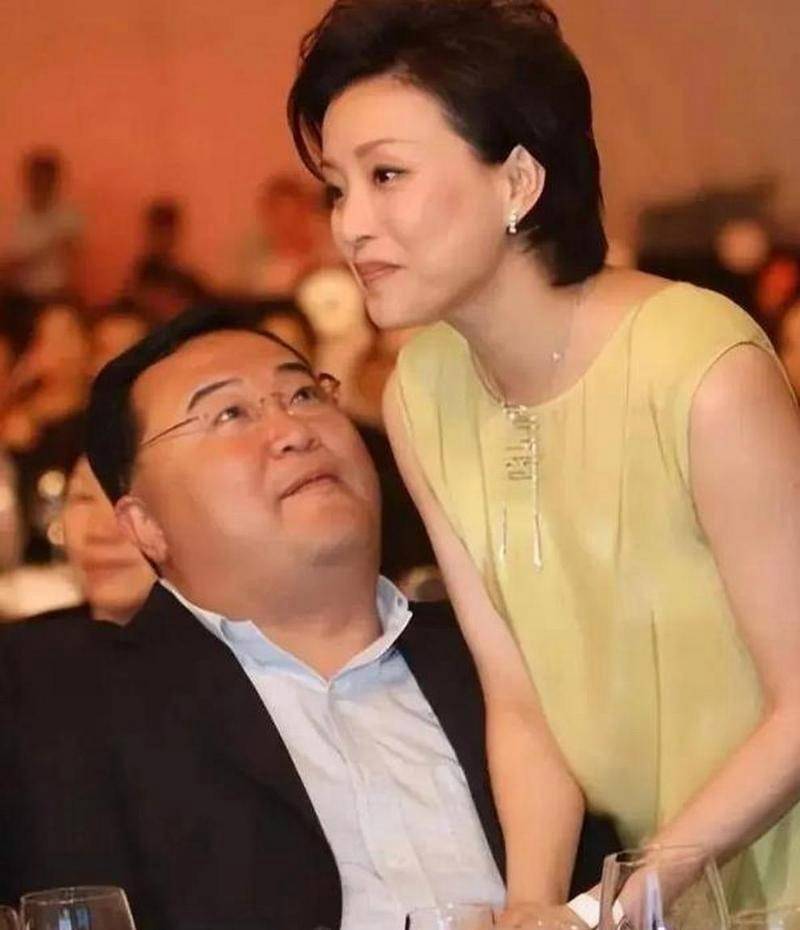 女神杨澜曾拒光环,嫁百亿吴征,现在57岁直播间卖沟通课