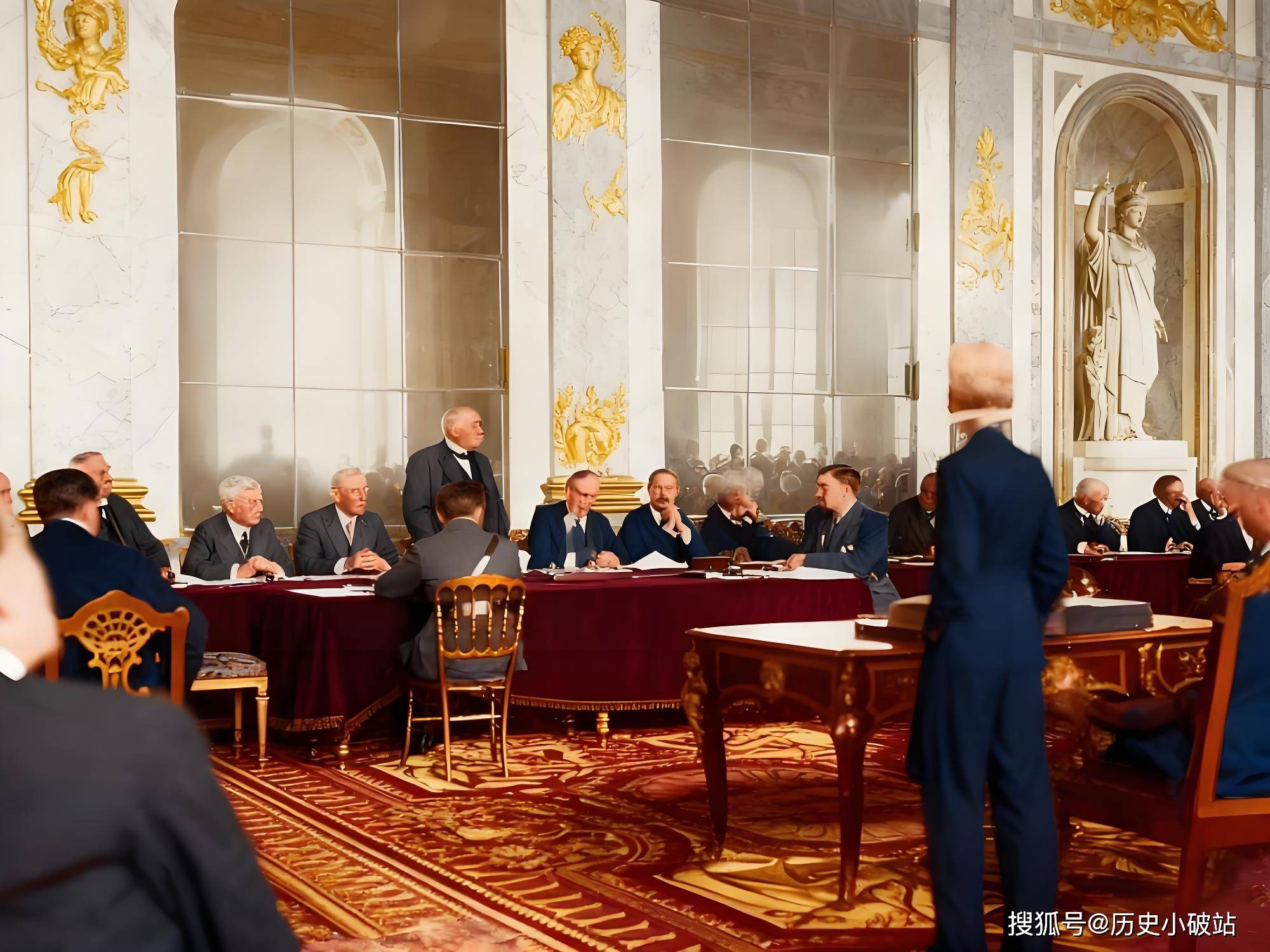 老照片里的1919巴黎和会,所谓 "和平",桌下堆的全是分赃清单