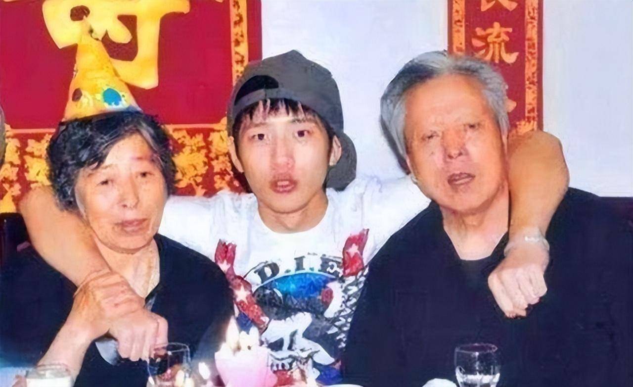 井柏然:出生被弃,60岁奶奶捡废品将他养大,爆红后亲父母来认亲