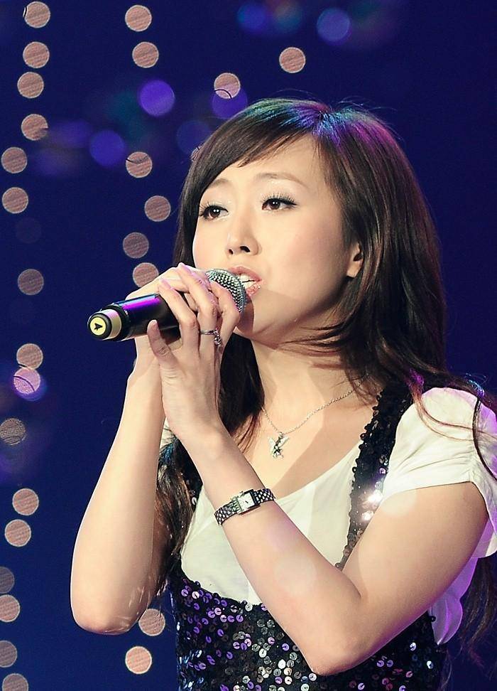 嫁10亿富豪的潘阳,婚后10年,为何带着儿子长住娘家?