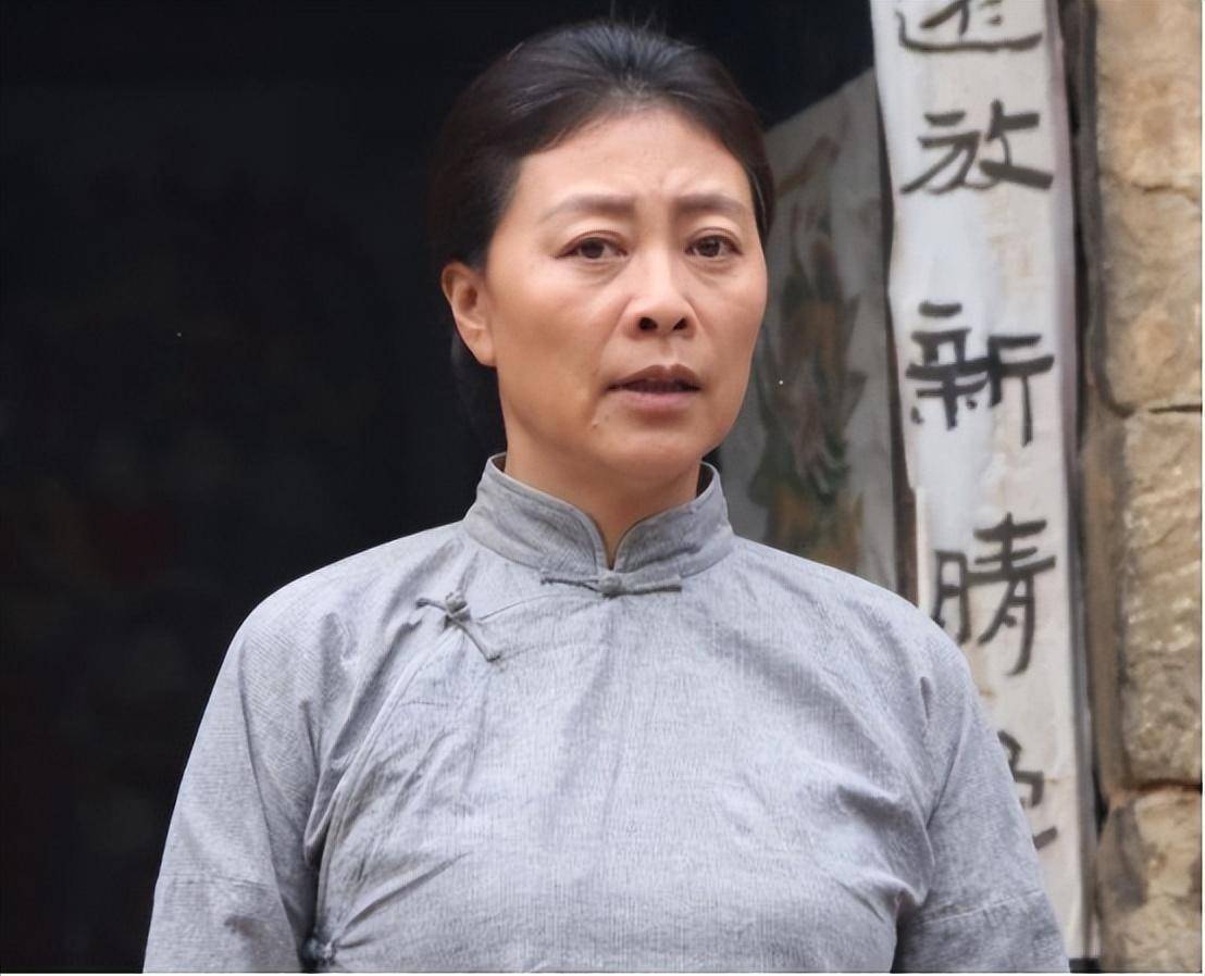 影后岳红:为何离婚后至今未婚?看看她的经历就明白了