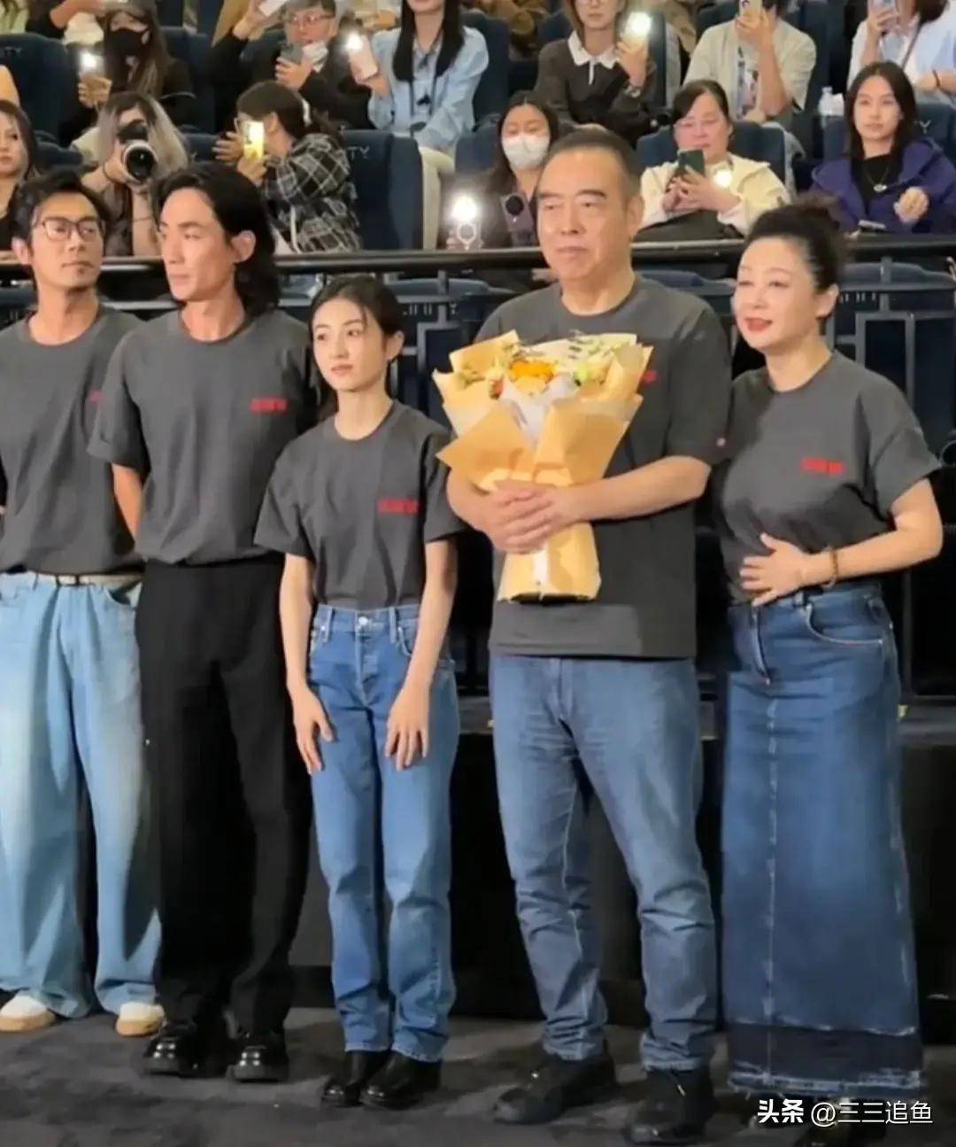 55岁陈红和陈凯歌同框身材微微发福全程和陈飞宇无交流