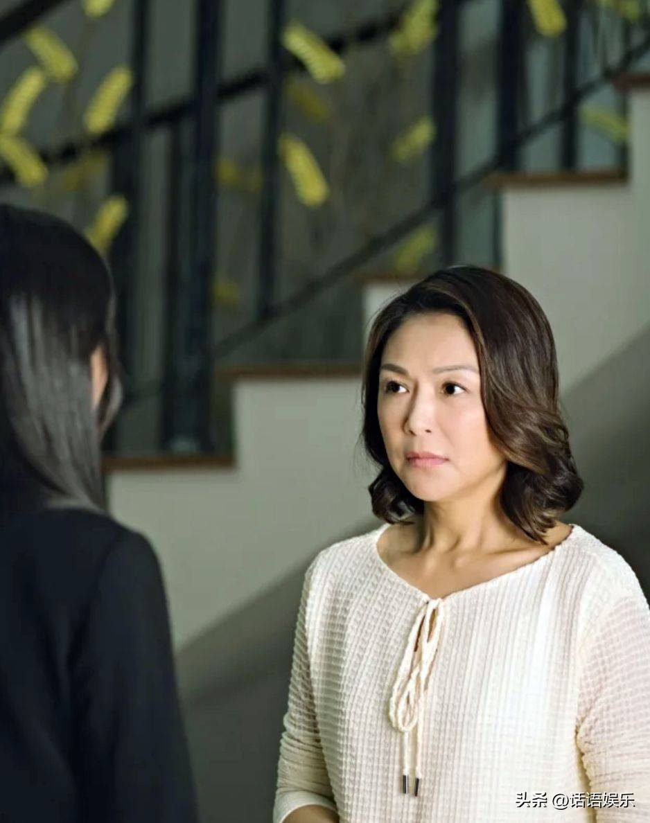 港星张凤妮演戏本可凭美貌却拼实力,嫁富商息影28年,罕见出镜