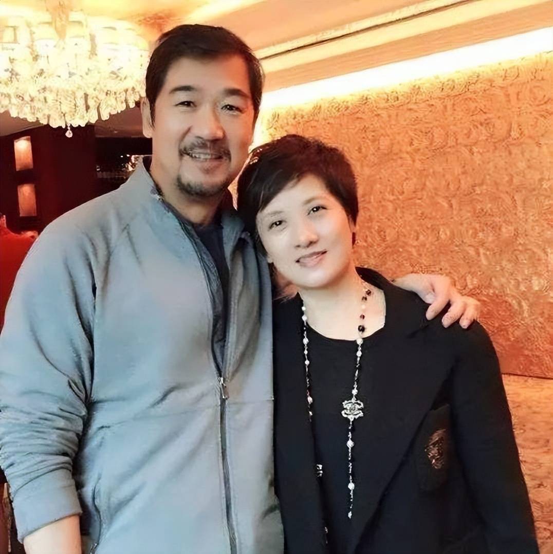 邓婕:和张国立结婚33年,她看到了丈夫的白发和心痛