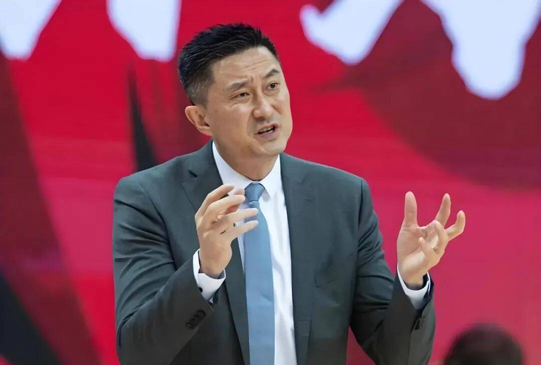 挥拳干翻对手！“老大哥”为赵睿出头逃过一劫，杜锋不满对其停赛
