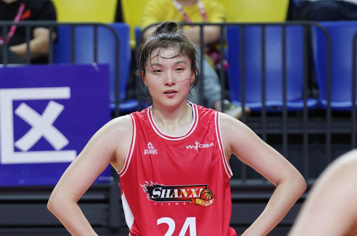 篮板第1+得分第2！中国女篮又一27岁王牌崛起：李梦替身又美又能打