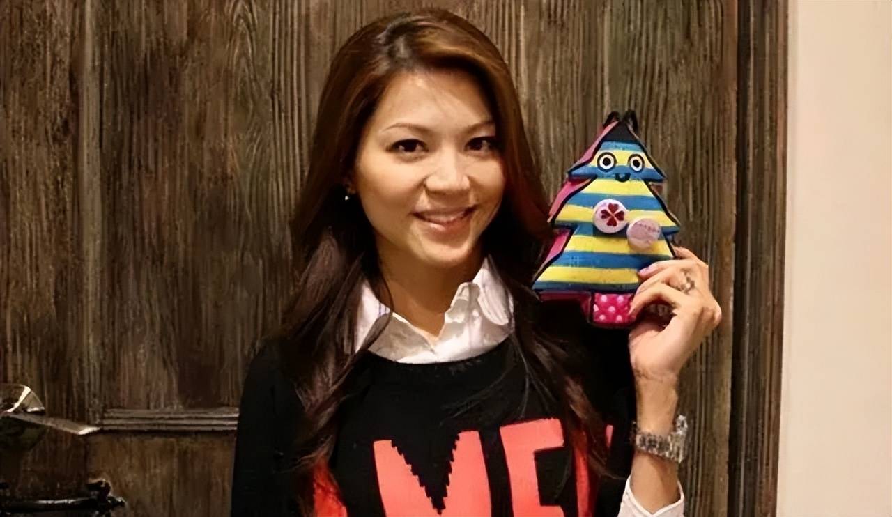 康子妮这位1976年出生的富家千金,不仅颜值在线