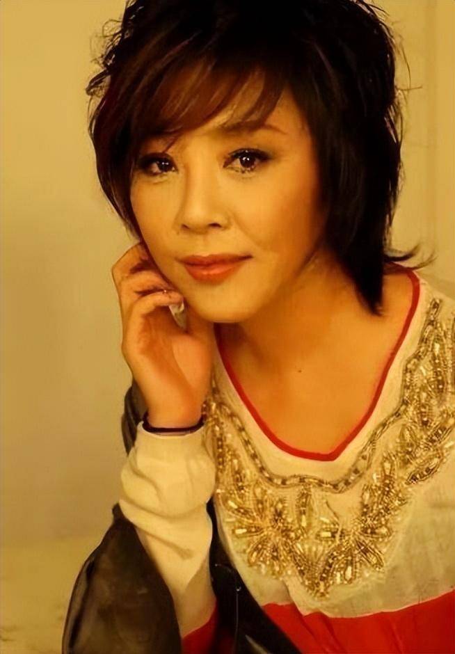 赵本山御用歌手衡越:错付10年青春被抛弃,儿子生父成谜