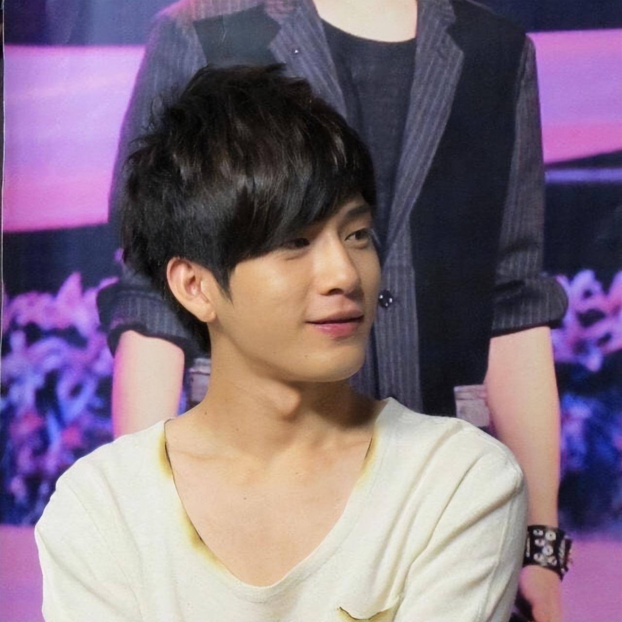 井柏然:出生被弃,60岁奶奶捡废品把他养大,爆红后父母来认亲