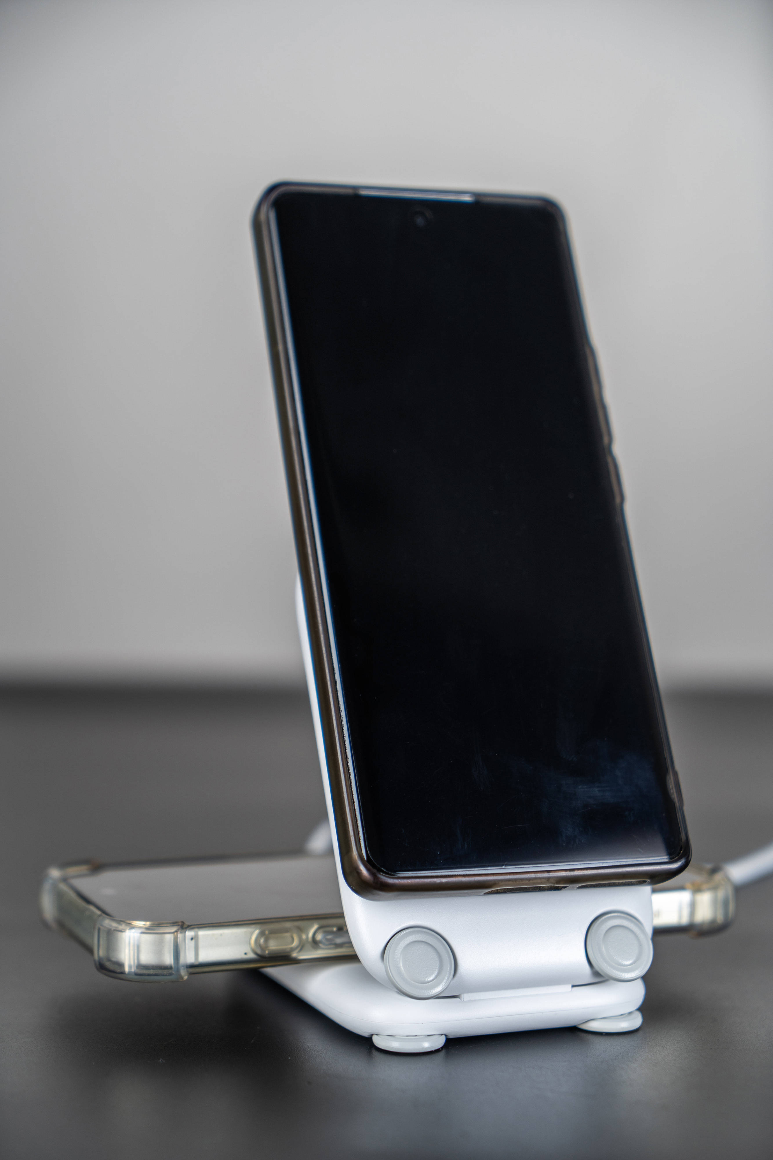 行李箱造型的无线充电器见过吗?迪奥科三合一折叠磁吸充电器分享