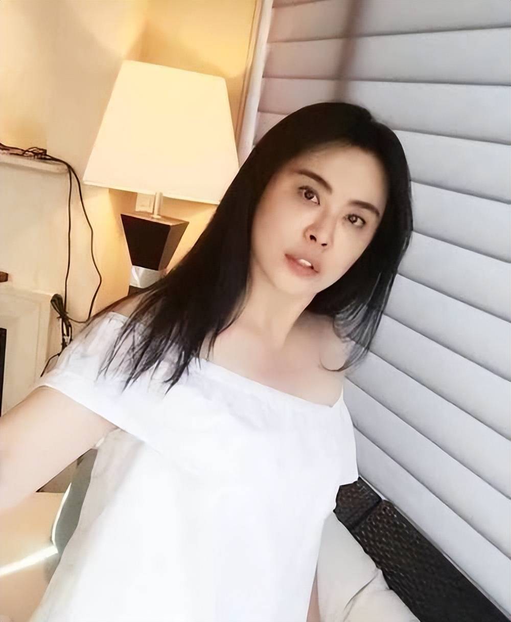 57岁王祖贤胖到认不出!脸肥一圈身材圆滚滚,t恤穿变形打扮朴素