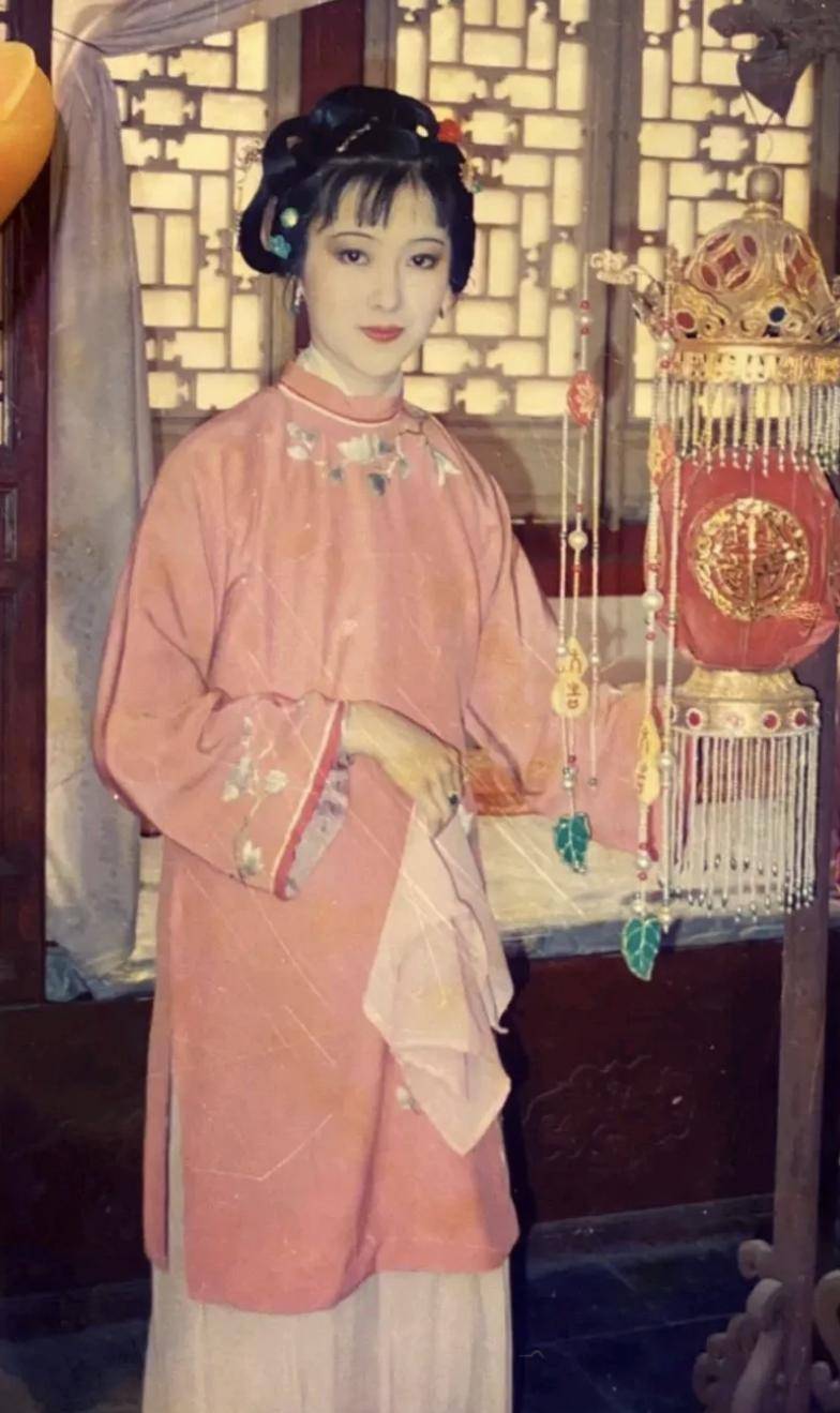 李伊与陈晓旭在外貌上确实有些相似,尤其在剧中有一场邢岫烟与贾宝玉