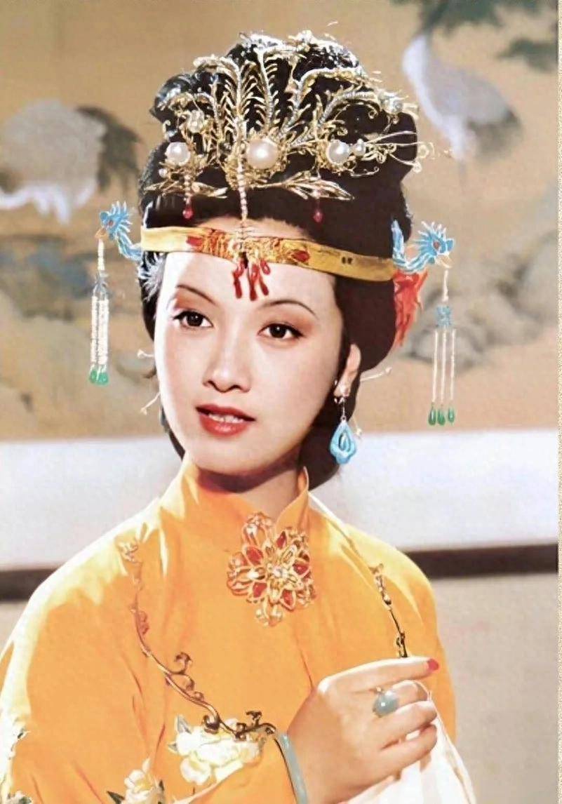 演员邓婕近照曝光,面色红润气色好,完全看不懂出是67岁