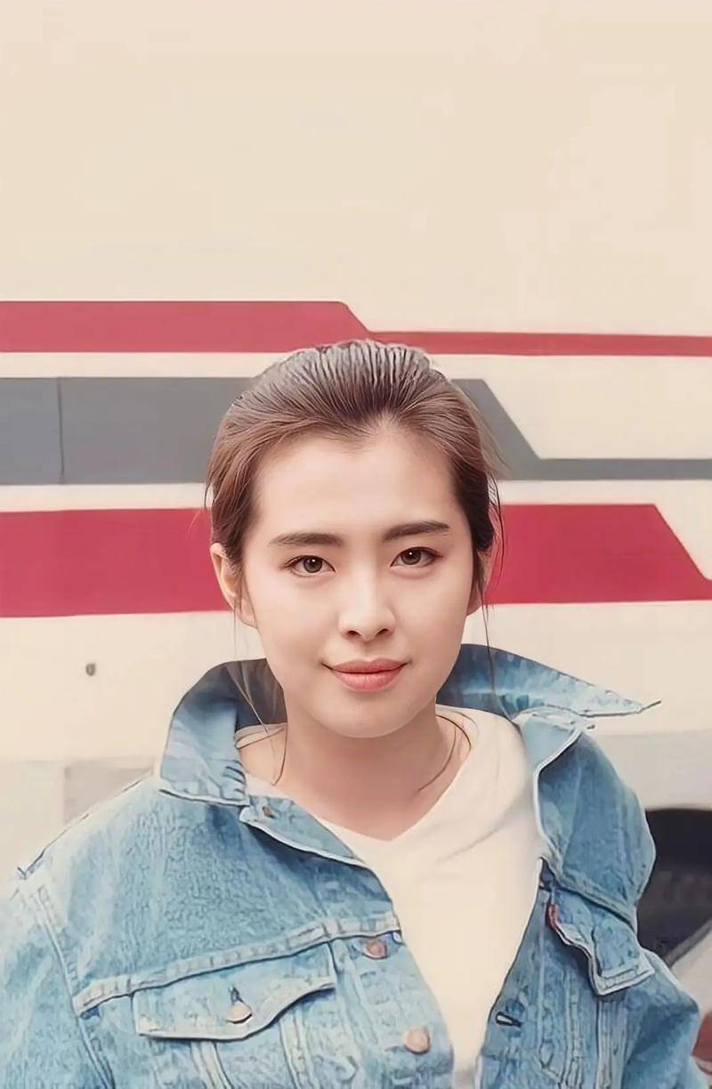 王祖贤穿着邋遢现身温哥华:"蛇精"下巴大肥肚,手夹皮包似土豪