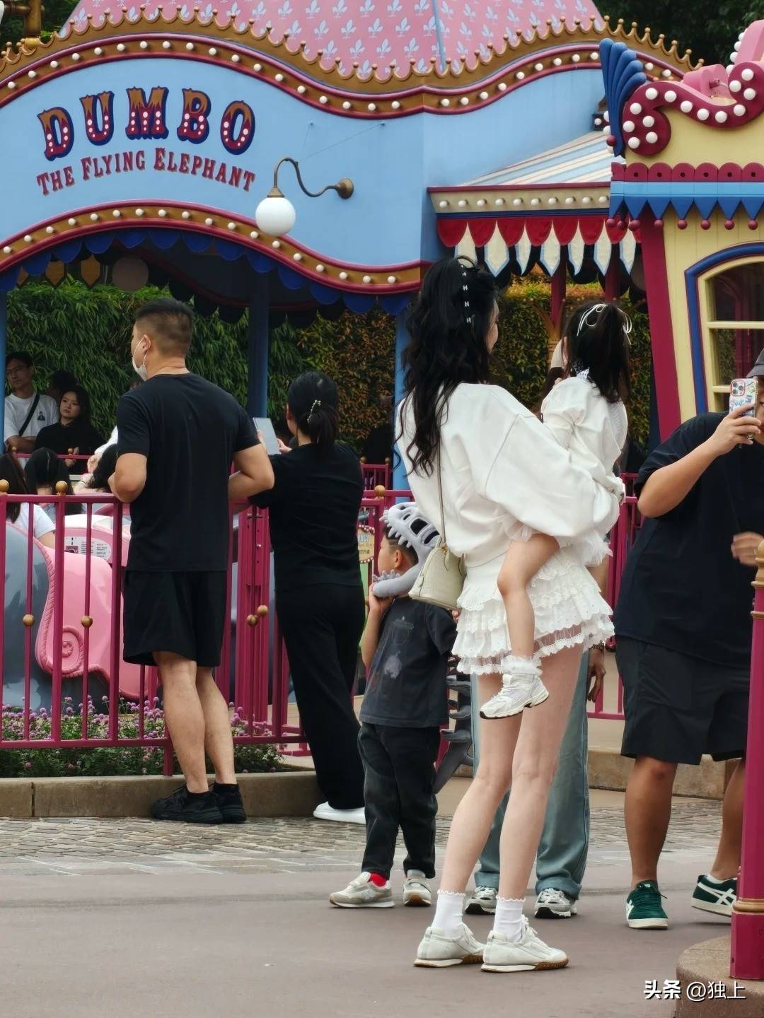 他们一家是最爱去迪士尼玩的明星夫妇了何猷君的儿子女儿不知道