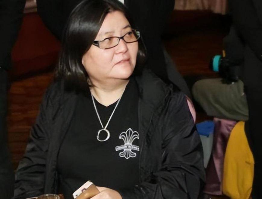 邱黎宽一手捧红那英和王菲,收养陈宝莲的儿子