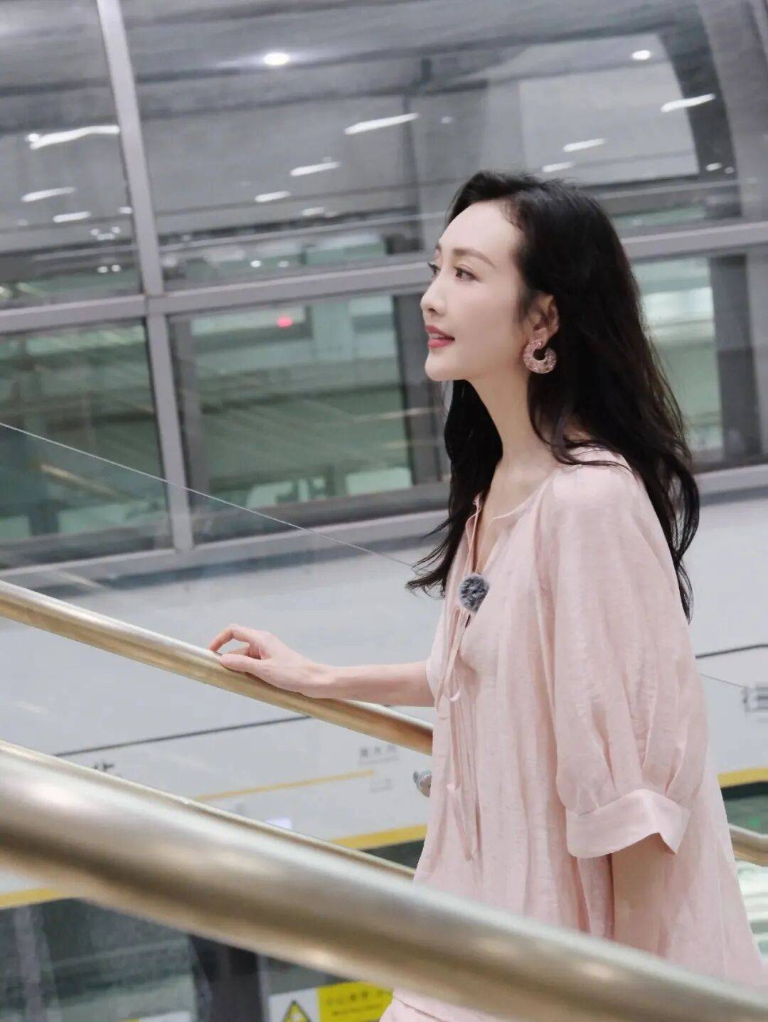 42岁的王鸥现身深圳地铁站还是好美啊