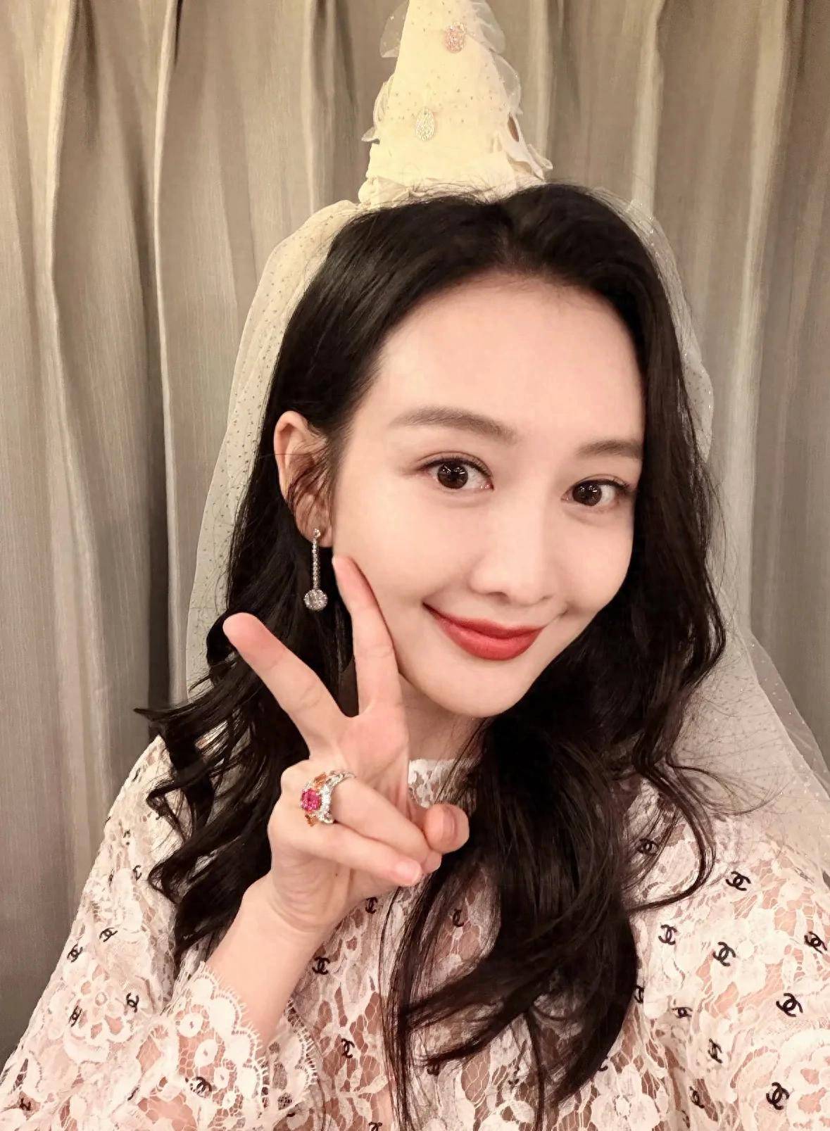 王鸥43岁生日好温馨妈妈妹妹齐助阵母女三人同框颜值超高