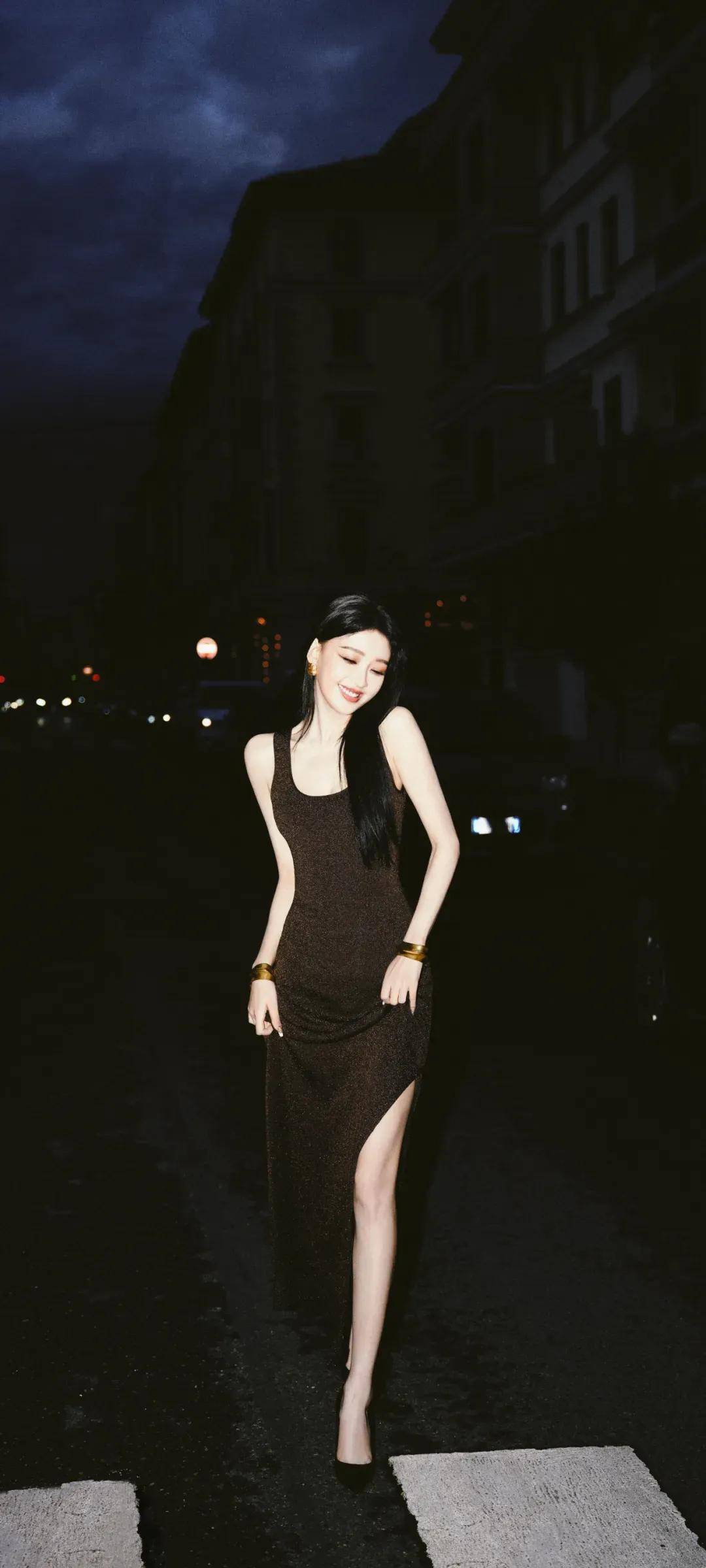 30岁的孙怡一张少女脸,录节目穿超短裙,一双美腿太吸睛!