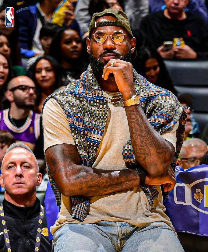 湖人客场对阵灰熊 东契奇单节轰下16分 全场爆砍44分12篮板6助攻 湖人主场迎战马刺 伤病报告长得像一份球队花名册 东契奇复出 海斯右_湖人逆转爵士 詹姆斯复出首秀冲击篮下