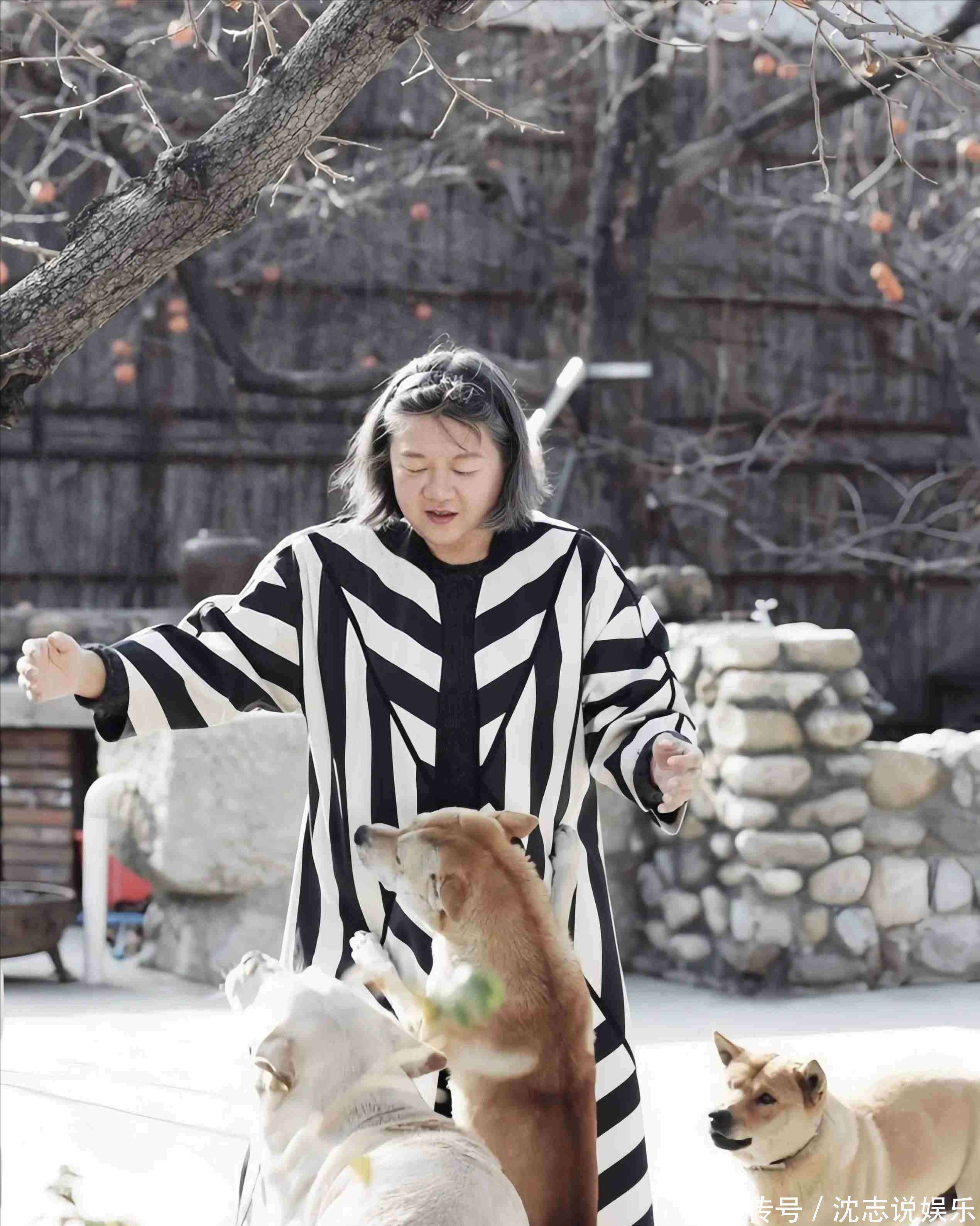 谁懂陈凯歌前妻洪晃,背爱马仕拍出地摊感,现任老公是装修工