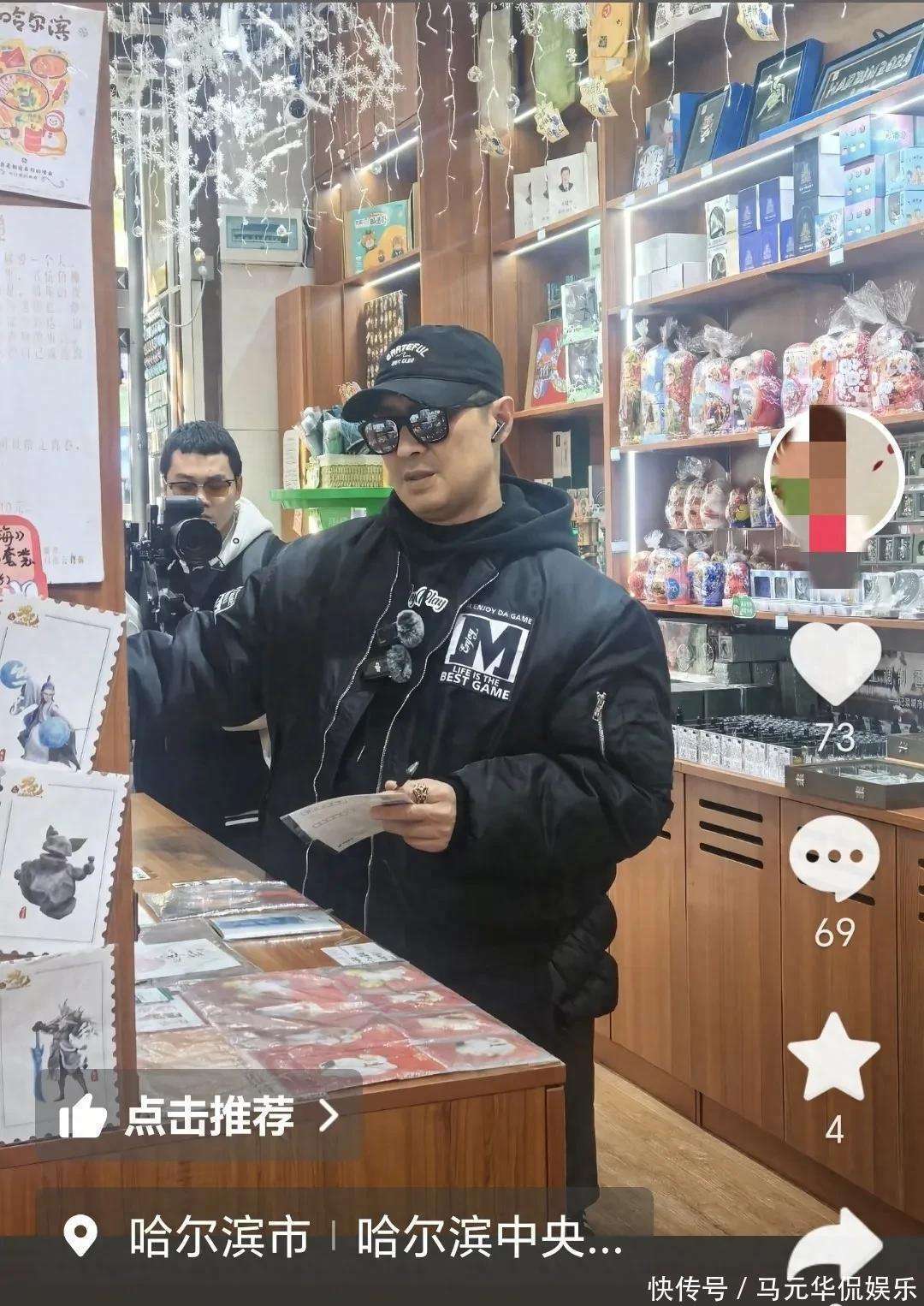 有趣的是在网友分享的照片中汪峰看起来比平时在镜头里显得更矮一些
