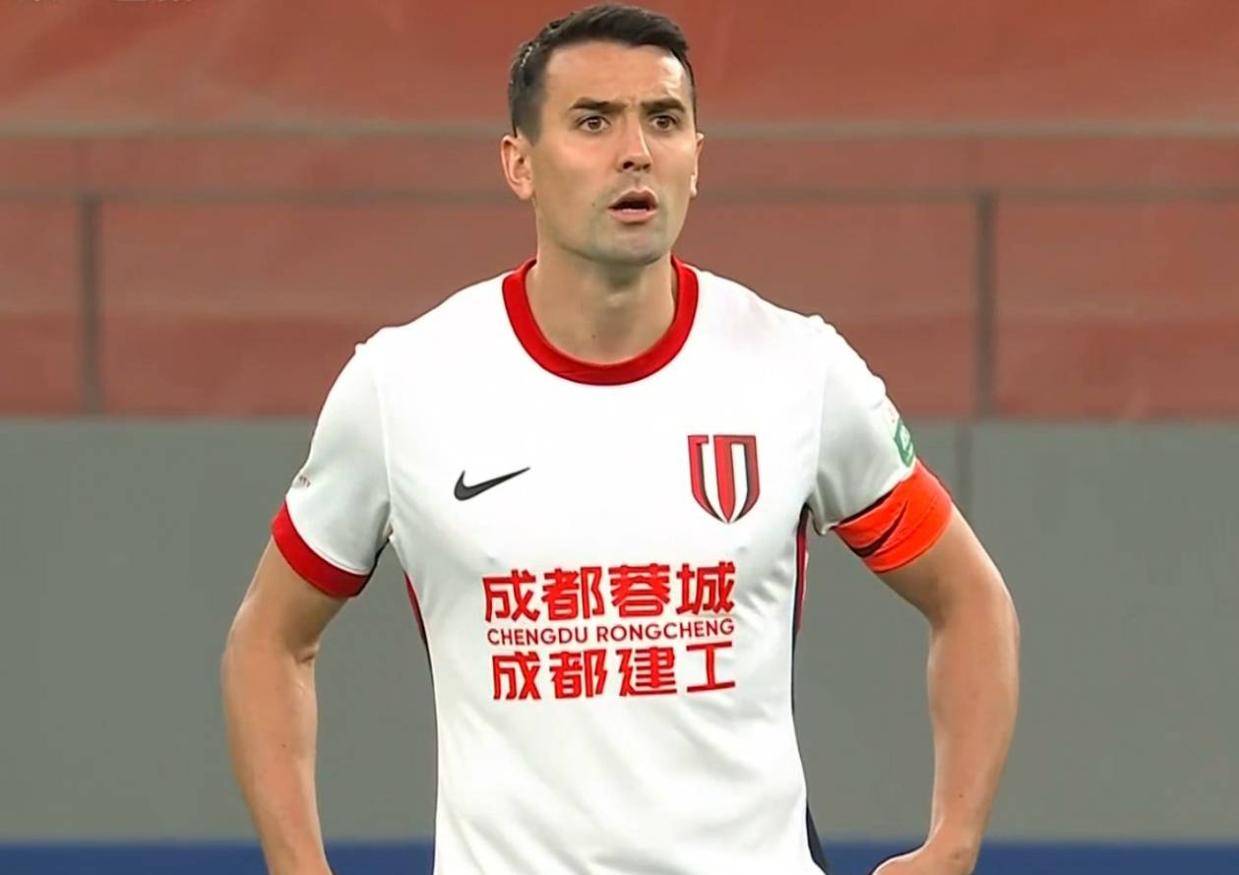 邵佳一刚上任2天，就带着4人加入国足！赢得好评，西海岸新帅浮现