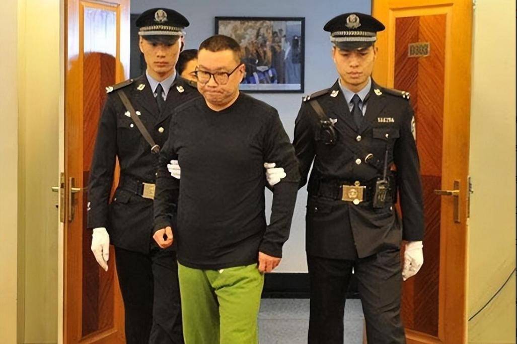 尹相杰的光辉与沉沦:浮华背后的人生剧本教训